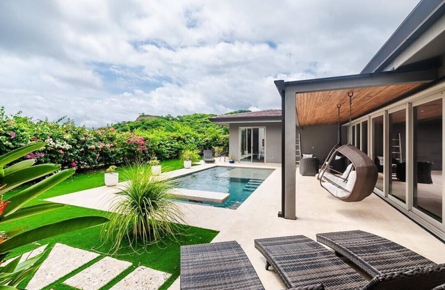 Contemporary Villa in Mar Vista | 3 BD, 3BA, Pool
