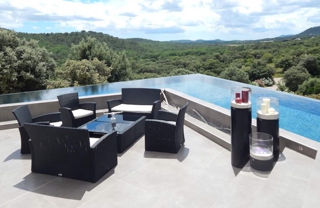 Contemporary villa with panoramic view of the Pic Saint Loup