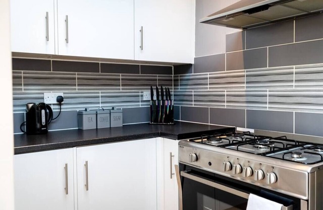 Contractor Friendly Retreat: 2-BR Terrace House near A2 | On Site Stay Gravesend