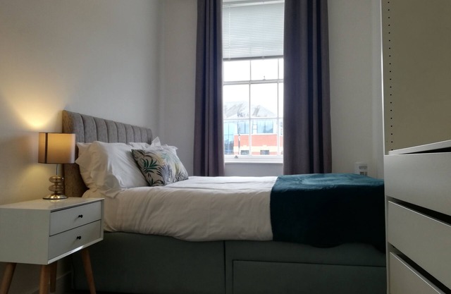 Convenient 1 Bed Apartment in the centre of Newbury (1CHE)