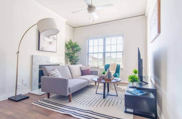 Convenient 1BR King Suite Pool, Gym & Parking 02