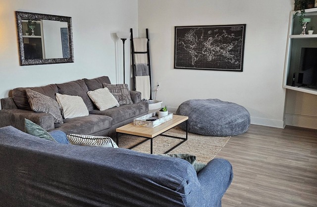 Convenient, 2-bedroom condo just minutes walk from downtown/ferry launch