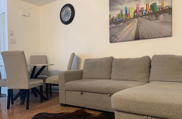 Convenient 6-8-Guest Apartment in Prime Location