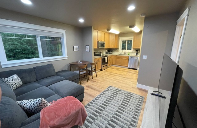 Convenient and bright Cross Trail Vacation Getaway!