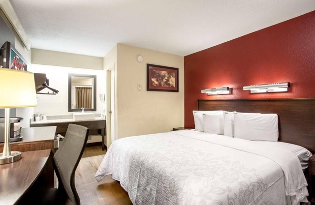Convenient Room Near BWI – Steps from Public Transit and Top Restaurants