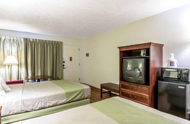 Convenient Room for Travelers w/Breakfast & Pet-Friendly Accommodations
