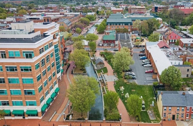 Convenient Row Home in the 💖 of Downtown on the Creekside!