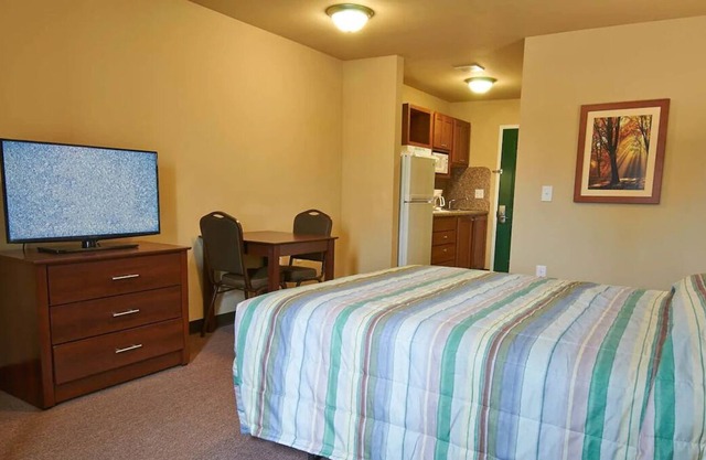 Convenient Stay! 4 Relaxing Units with Free Parking and Fully-equipped Kitchens!