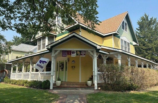 Convenient Victorian suite near City Park, Aggieville, Campus and Downtown