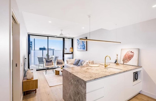 Conveniently located 2BR apt with rooftop pool at Milt
