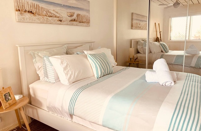 Coolangatta, Gold Coast unit walk to beach & shops