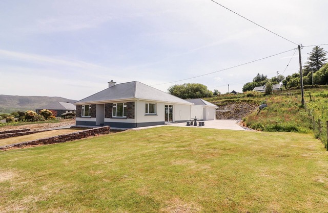 COOLNAHARRAGILL LOWER, family friendly in Glenbeigh, County Kerry