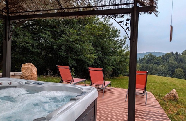 Coquelicot Room, peaceful nature retreat from the 18th century, breakfast included