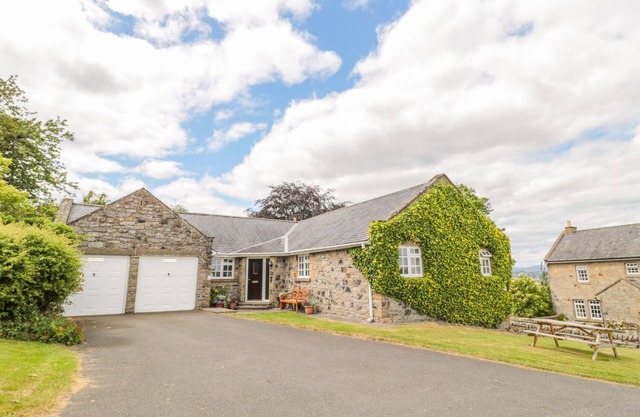 COQUET VIEW COTTAGE, pet friendly, with open fire in Rothbury