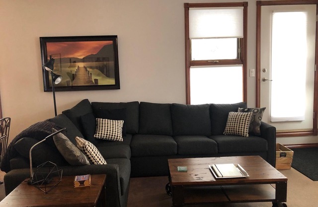 Corner Grandview Condo - 2 Bed/2 Bath w/Laundry, BBQ & Pet Friendly!