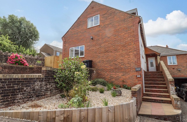 CORNER HOUSE, pet friendly, with a garden in Cinderford
