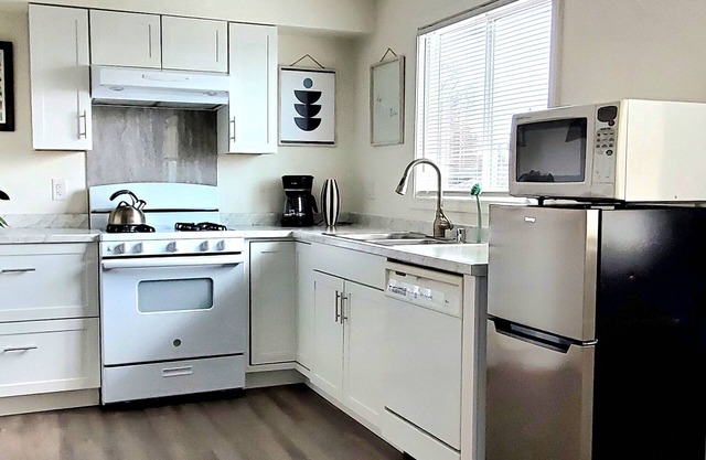 Corner studio with full kitchen, 800 sq ft- Sunny views include Mt. Susitna