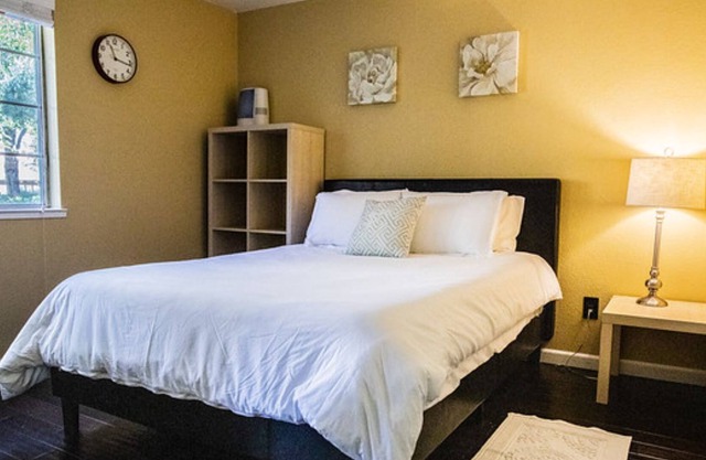 Corporate rental-Private patio- Parking-WIFI- Full size W/D in unit