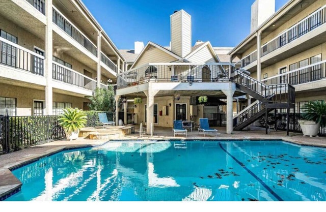 Corporate Stays/Pool/Gym/Gated/Pets!
