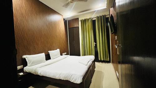 Corporate Stayz - Near Medanta Hospoital