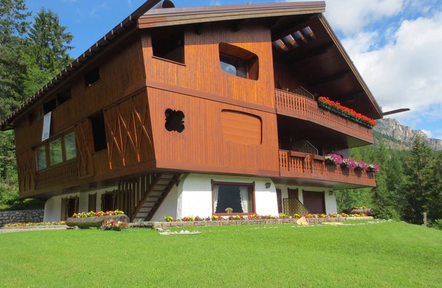 CORTINA AMAZING VIEW! LUXURY CHALET 5MIN WALK to CENTER CORTINA and SKI FACILITY