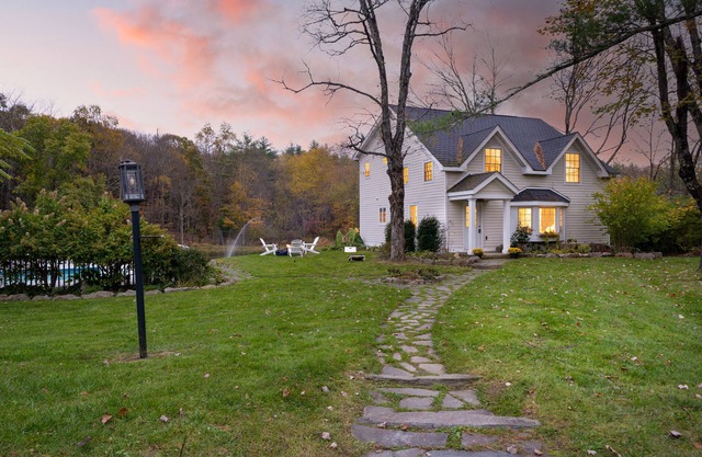Cortland by AvantStay | Charming Heritage Estate w/Private Lake & Pool