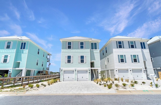 Costie’s Place | Luxury Waterfront Home w/ Boat Dock, Pool & Pickleball – Perdido Key