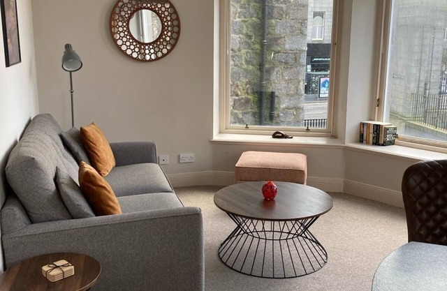 Cosy 1 bedroom apartment with lovely views in the heart of Aberdeen city centre.
