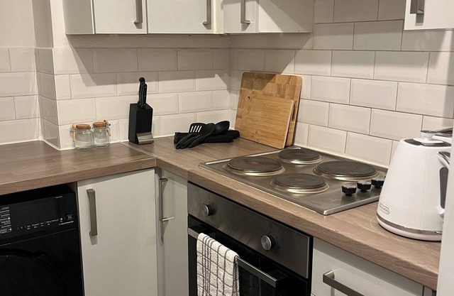 Cosy 2-bed Home - Central Location - Train Station
