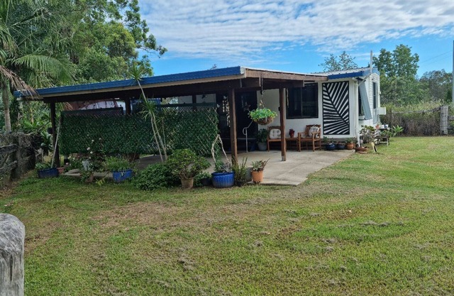 Cosy 2 bedroom cabin, with private fully fenced yard and alfresco area.