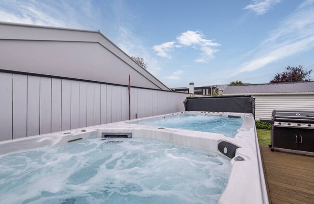 Cosy 3-bedroom home with hot-tub