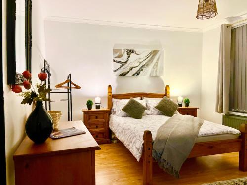 Cosy 3BDR In Levenshulme-Close To Manchester City Centre And Stockport Town- Free Parking- WiFi