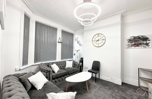 Cosy 6-Bed Home in Levenshulme