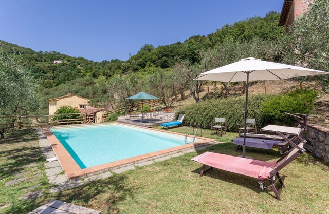 Cosy apartment in villa with WIFI, pool, TV, patio, pets allowed and parking, close to Lucca