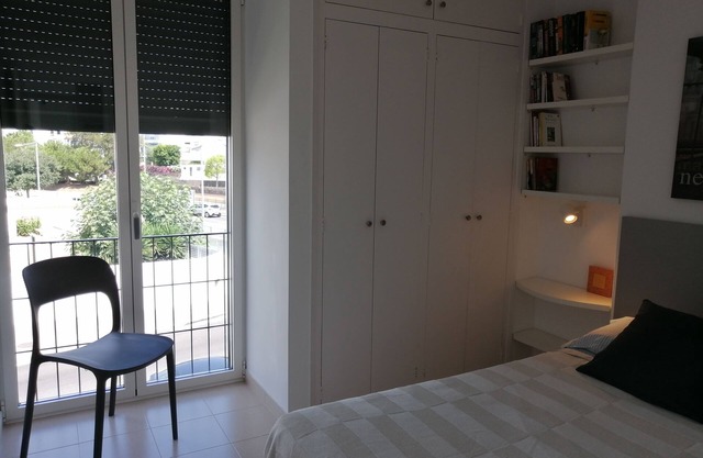 Cosy, air-conditioned,ideal for couples, near beaches&center +parking+wifi+satel