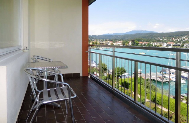 Cosy apartment for 4 guests with TV, balcony and parking