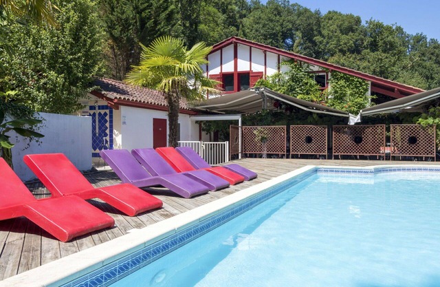 Cosy apartment for 8 people with WIFI, pool, TV, terrace, pets allowed and parking