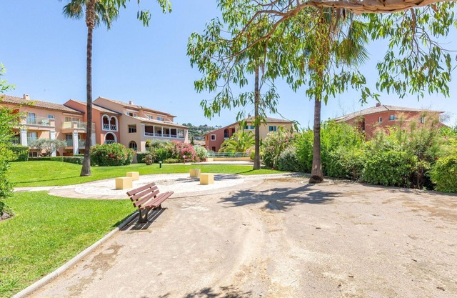 Cosy apartment for 4 people with WIFI, A/C, pool, TV, terrace and parking