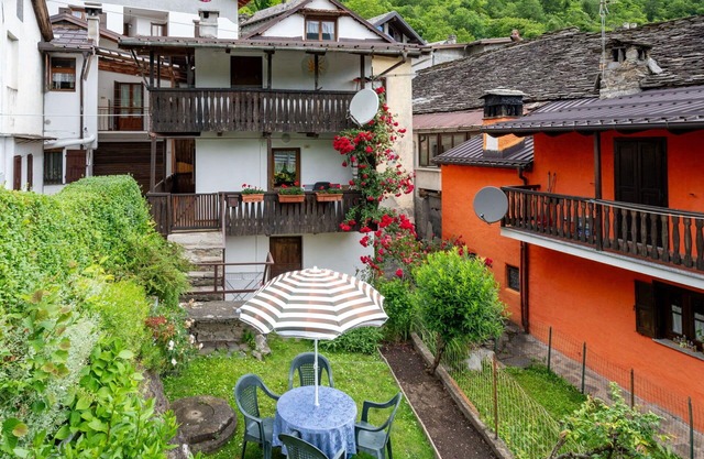 Cosy apartment for 5 guests with WIFI, TV, balcony, pets allowed and parking