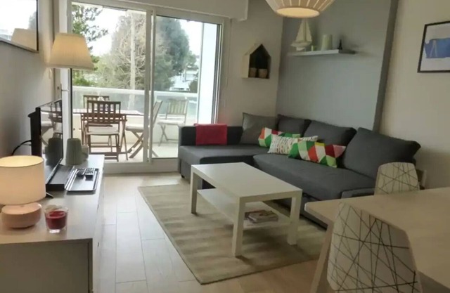 Cosy apartment, park view, 3 mins from Benoit beach