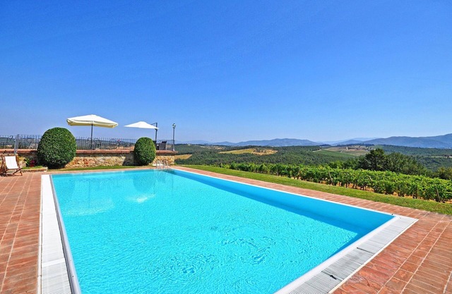 Cosy apartment with WIFI, pool, TV, pets allowed, panoramic view, parking, close to Greve In Chianti