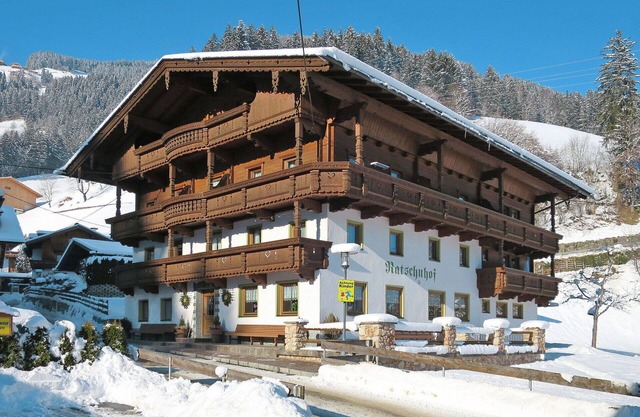 Cosy apartment for 24 guests with WIFI, TV, balcony and parking