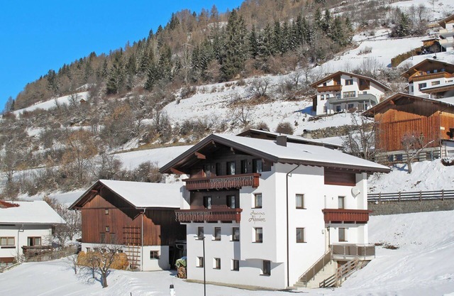 Cosy apartment for 2 guests with WIFI, TV, balcony and parking