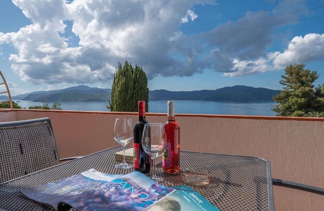 Cosy apartment for 2 guests with WIFI, TV, patio and parking