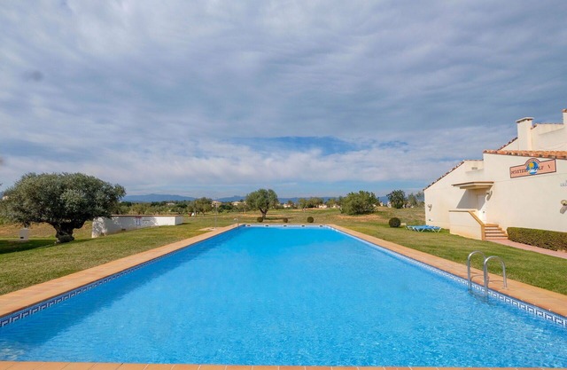 Cosy apartment for 4 people with WIFI, pool, A/C, TV, balcony and parking