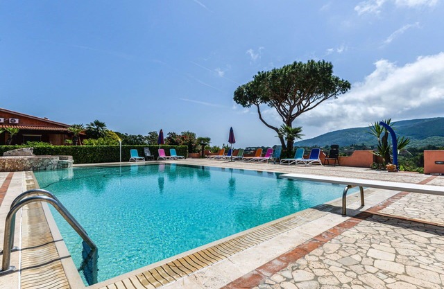 Cosy apartment for 4 people with A/C, WIFI, pool, terrace, pets allowed and parking
