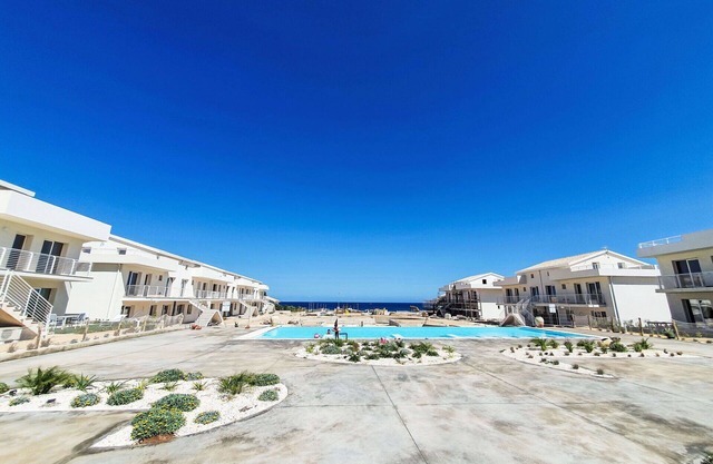 Cosy apartment for 4 people with WIFI, A/C, pool, TV, terrace and parking