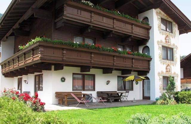 Cosy apartment for 7 guests with WIFI, TV, balcony and parking