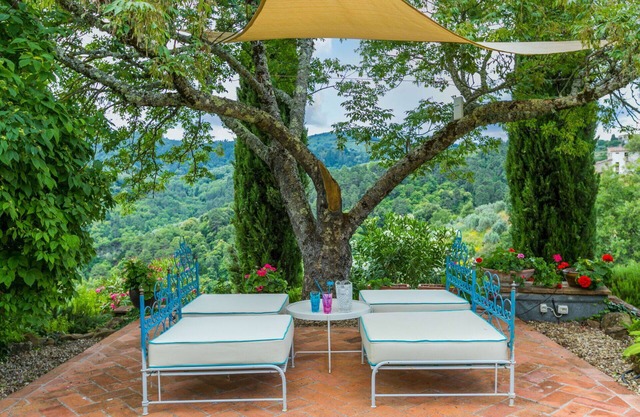 Cosy apartment in villa for 2 guests with pool, WIFI, TV, pets allowed, panoramic view and parking