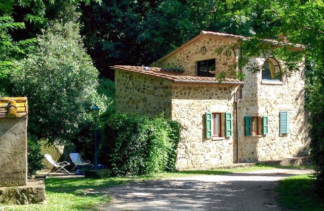 Cosy apartment in villa for 4 guests with WIFI, pool, TV, patio, pets allowed and parking